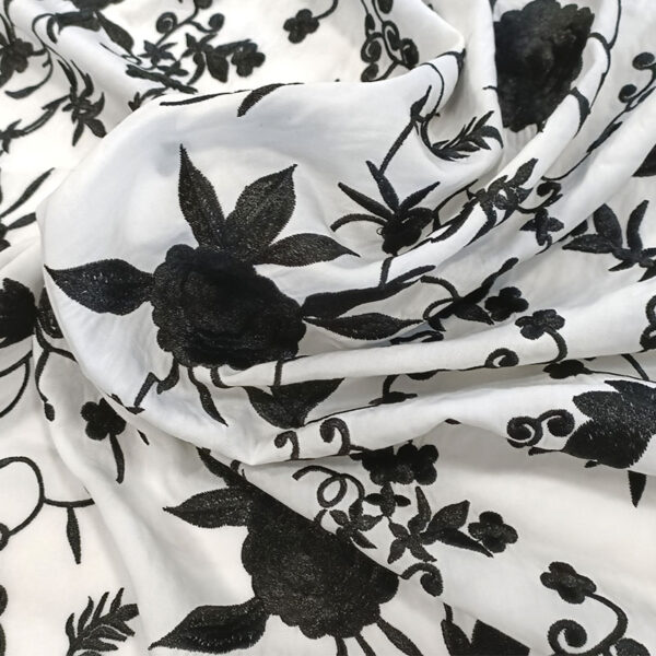 Mantón bordado viscosa en blanco y negro - Imagen 3