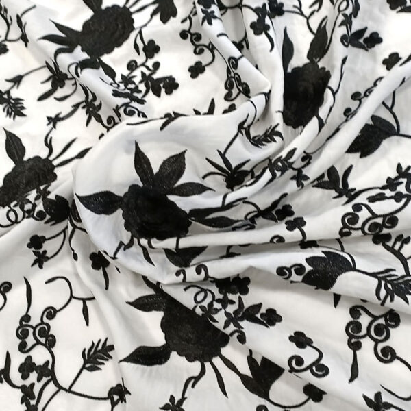 Mantón bordado viscosa en blanco y negro - Imagen 4
