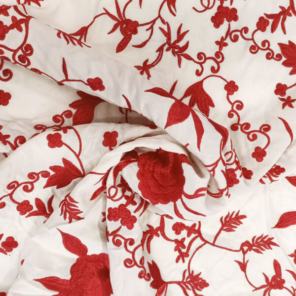 Mantón bordado viscosa en blanco y rojo - Imagen 4