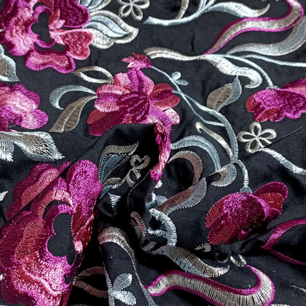 Mantón bordado viscosa en negro y buganvilla