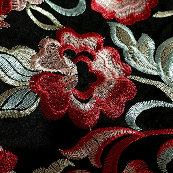 Mantón bordado viscosa en negro y rojo - Imagen 3