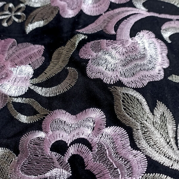 Mantón bordado viscosa en negro y rosa