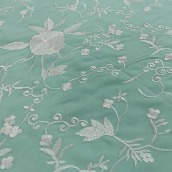 Mantón bordado viscosa en verde agua y blanco - Imagen 2