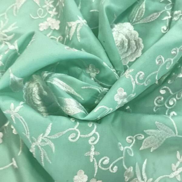 Mantón bordado viscosa en verde agua y blanco - Imagen 3