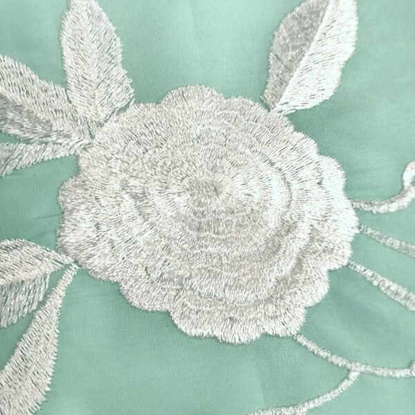 Mantón bordado viscosa en verde agua y blanco - Imagen 4
