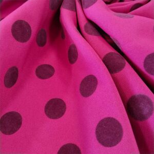 Tela en fucsia  lunar color ciruela flocado