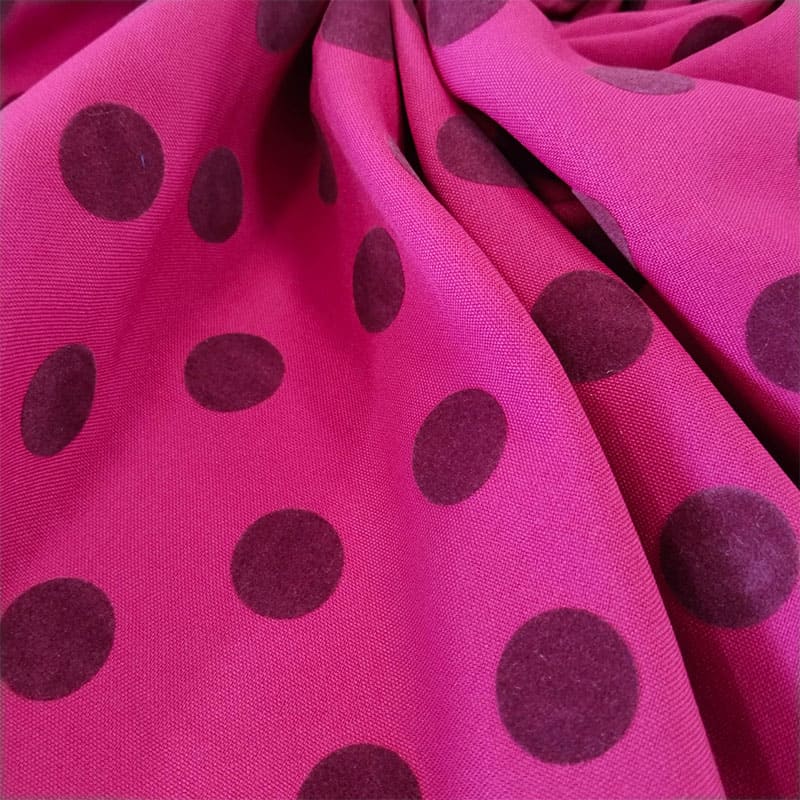 Tela en fucsia lunar color ciruela flocado