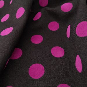 Tela en negro lunar color fucsia flocado